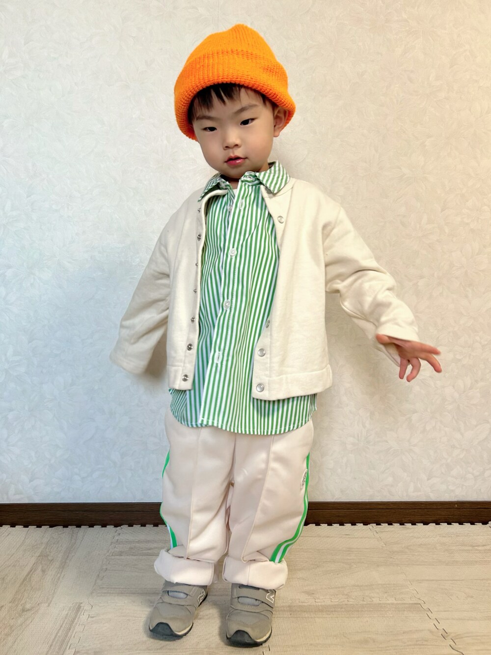 グリーン系のシャツ/ブラウス、ホワイト系のカーディガン/ボレロ、ホワイト系のその他パンツを着用したキッズの春コーディネートの4枚目の写真