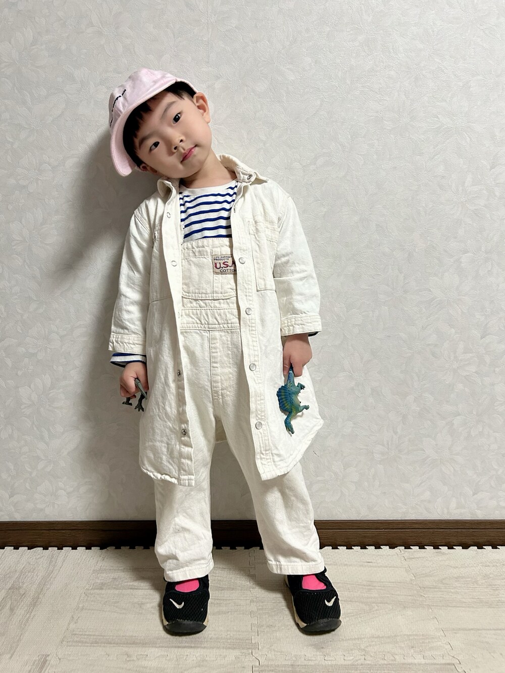 ブルー系のTシャツ/カットソー、ホワイト系のワンピース、ホワイト系のサロペット/オーバーオールを着用したキッズの春コーディネートの3枚目の写真