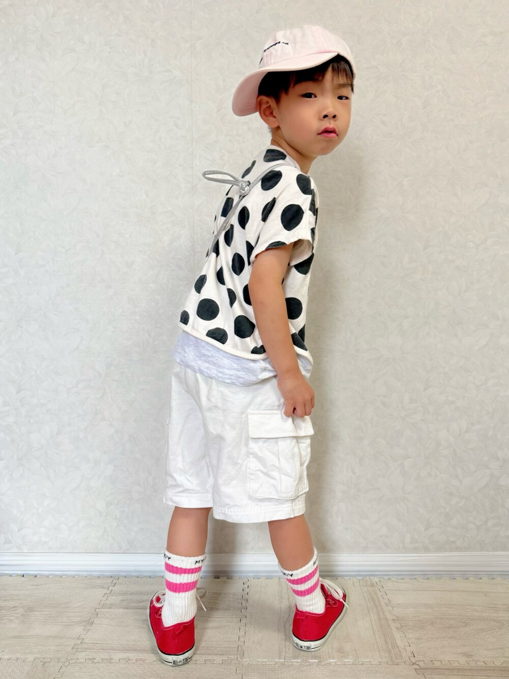 レッド系のスニーカー、ホワイト系のその他パンツ、ホワイト系のTシャツ/カットソーを着用したキッズの夏コーディネートの5枚目の写真