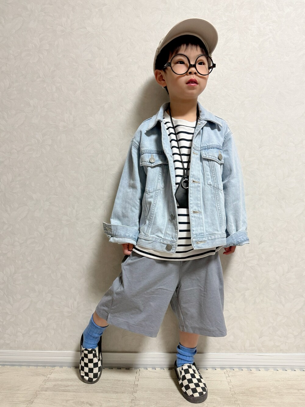 ブルー系のTシャツ/カットソー、ブルー系のデニムジャケット、グレー系のパンツを着用したキッズの春コーディネートの3枚目の写真