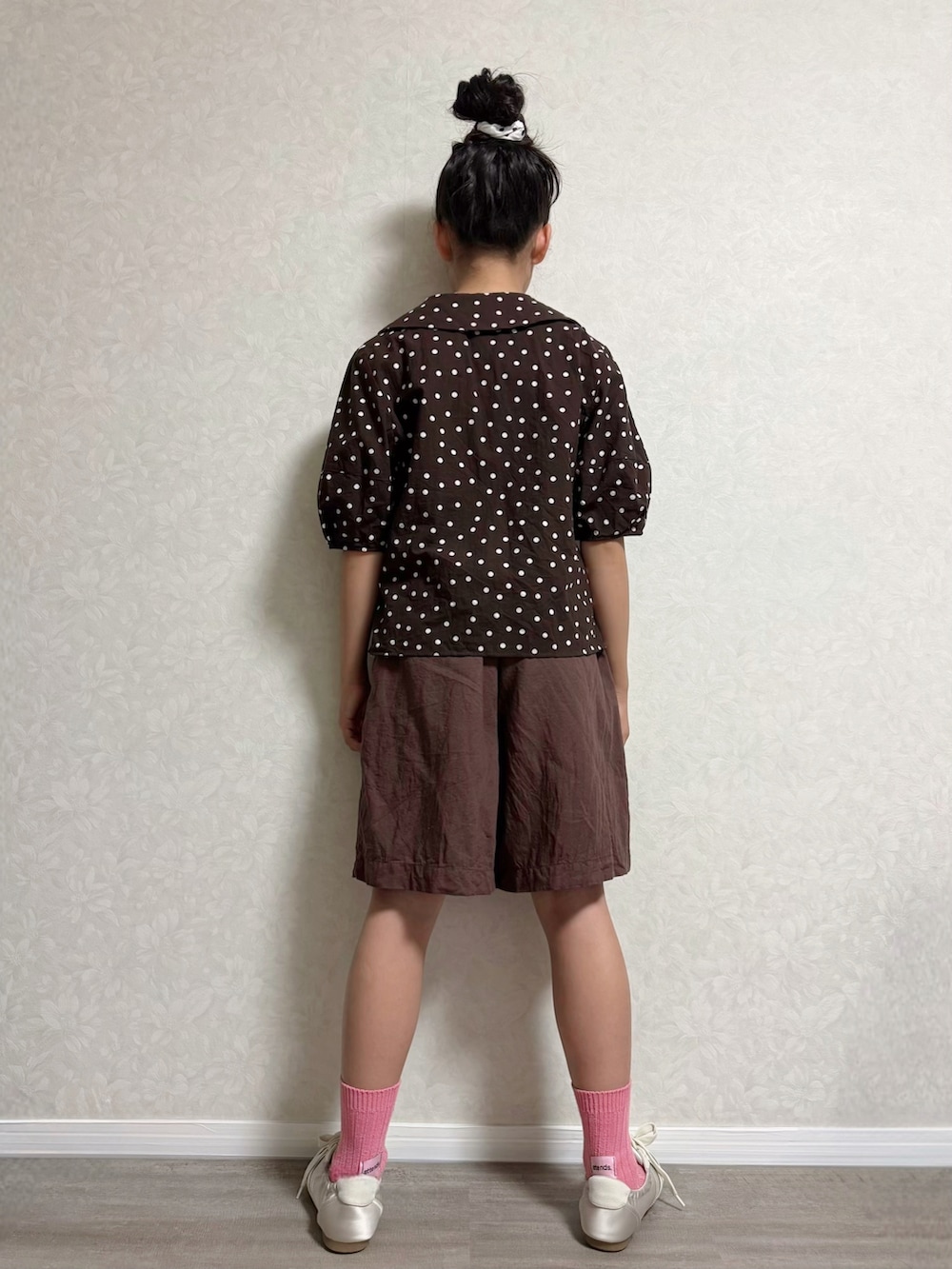 ピンク系のTシャツ/カットソー、ブラウン系のシャツ/ブラウス、その他のシャツ/ブラウスを着用したキッズの夏コーディネートの2枚目の写真