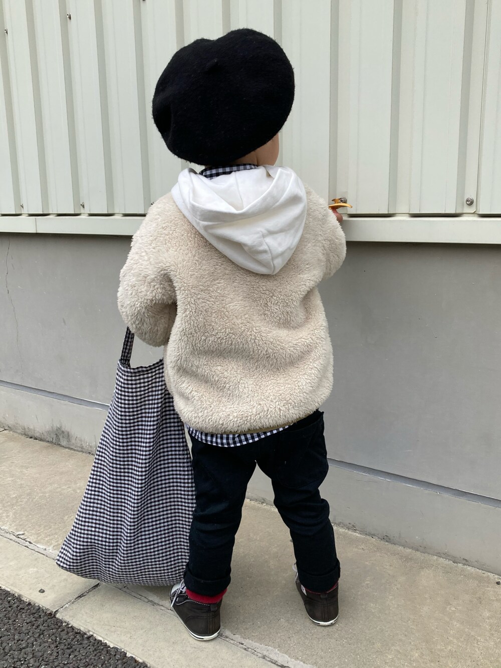 その他のシャツ/ブラウス、ホワイト系のパーカー、ブラック系のバックパック/リュックを着用したキッズの冬コーディネートの5枚目の写真