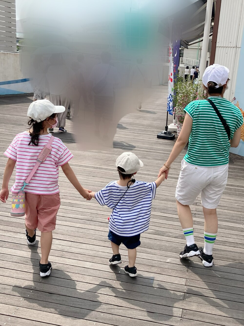 ブルー系のその他パンツ、ピンク系のパンツ、ピンク系のTシャツ/カットソーを着用したキッズの夏コーディネートの3枚目の写真