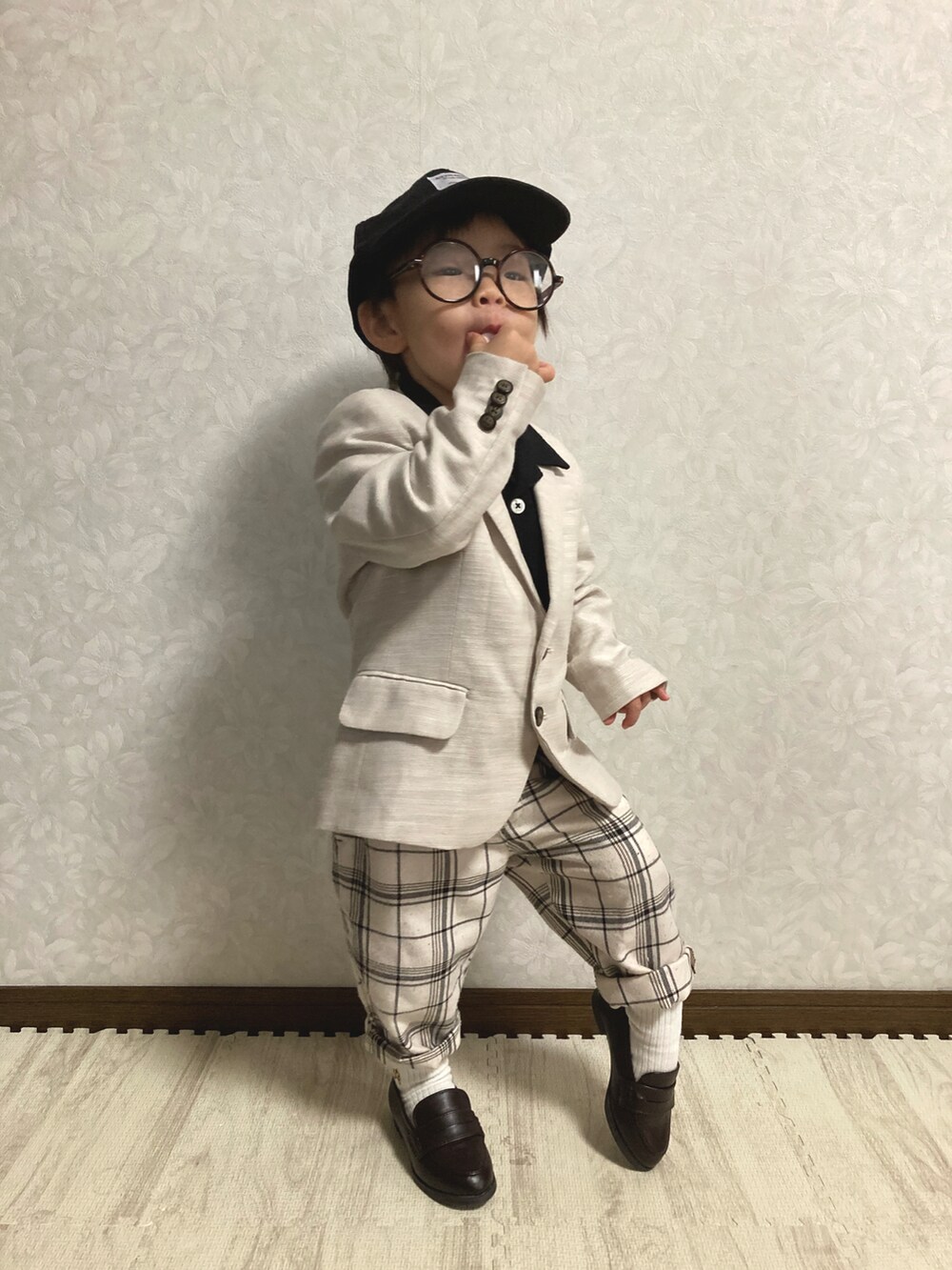 ブラック系のシャツ/ブラウス、ベージュ系のテーラードジャケット、ホワイト系のパンツを着用したキッズの春コーディネートの4枚目の写真