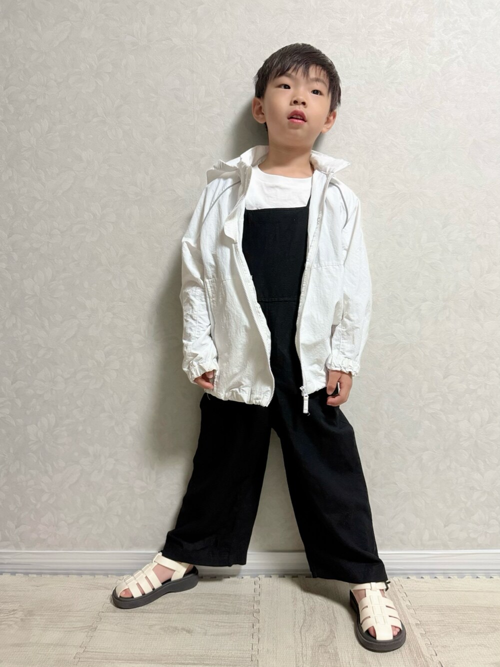 グリーン系のTシャツ/カットソー、ブラック系のサロペット/オーバーオール、ホワイト系のサンダルを着用したキッズの夏コーディネートの5枚目の写真