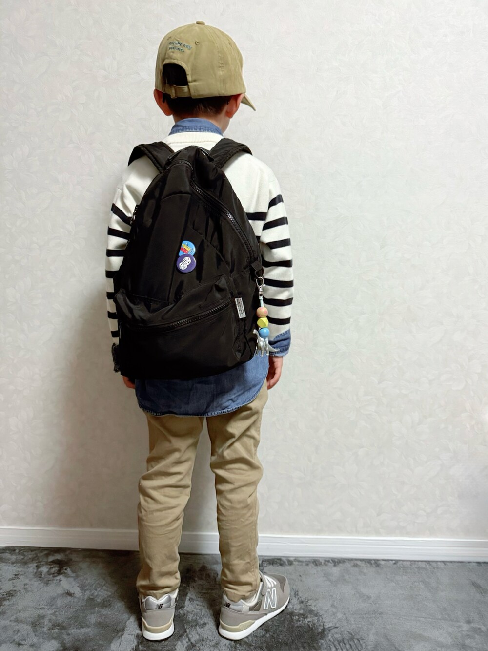 ベージュ系のその他パンツ、グレー系のスニーカー、ブラック系のバックパック/リュックを着用したキッズの冬コーディネートの5枚目の写真