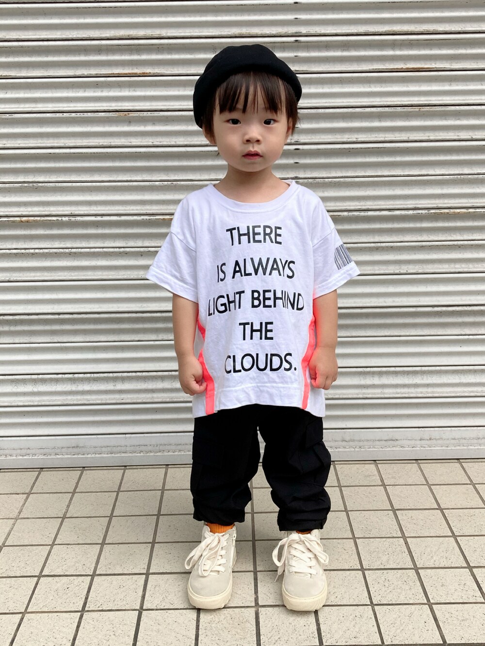 ホワイト系のTシャツ/カットソー、ブラック系のベスト、ブラック系のカーゴパンツを着用したキッズの秋コーディネートの2枚目の写真