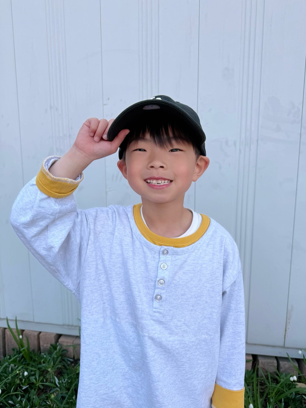 イエロー系のTシャツ/カットソー、ブラック系のその他パンツ、ホワイト系のスニーカーを着用したキッズの春コーディネートの4枚目の写真