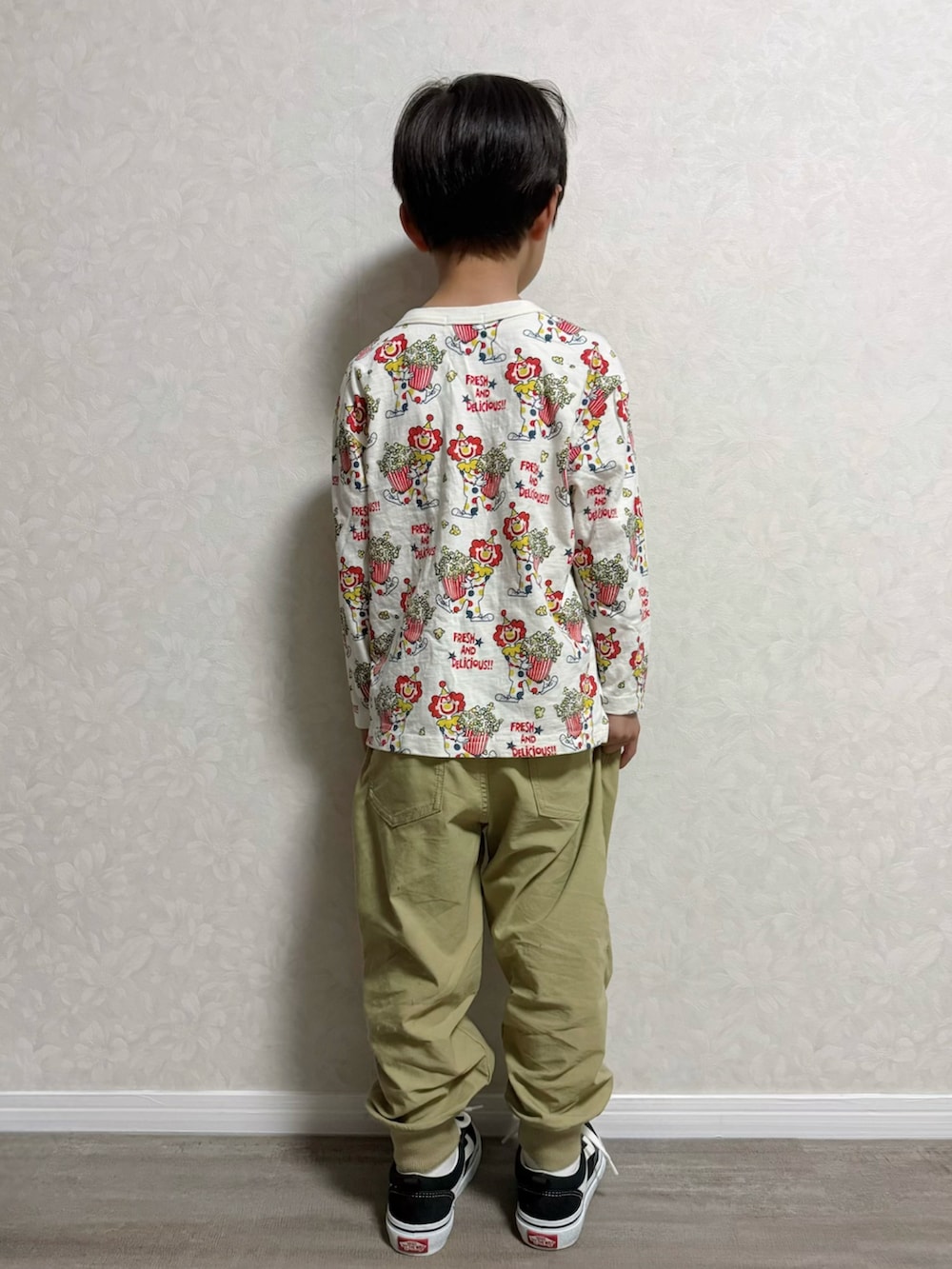 ベージュ系のTシャツ/カットソー、ベージュ系のベスト、ベージュ系のその他パンツを着用したキッズの春コーディネートの5枚目の写真