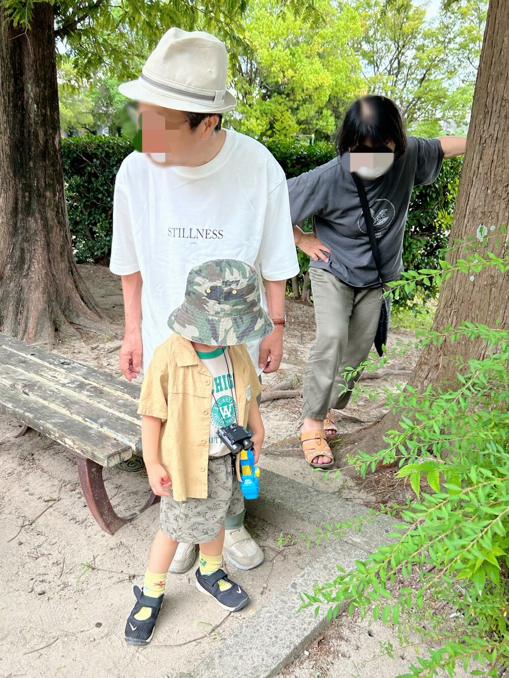ベージュ系のタンクトップ、イエロー系のシャツ/ブラウス、グリーン系のその他パンツを着用したキッズの夏コーディネートの3枚目の写真