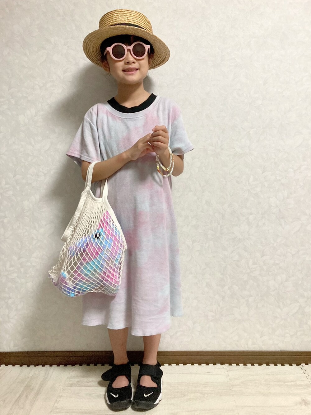 ブラック系のタンクトップ、その他のワンピース、ホワイト系のバッグを着用したキッズの夏コーディネートの3枚目の写真