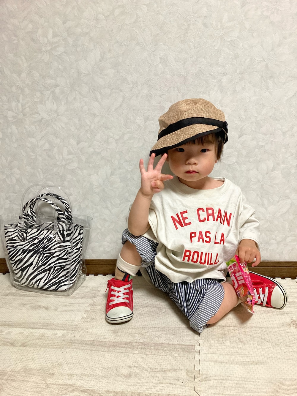 ホワイト系のTシャツ/カットソー、レッド系のスニーカー、その他のサロペット/オーバーオールを着用したキッズの春コーディネートの3枚目の写真