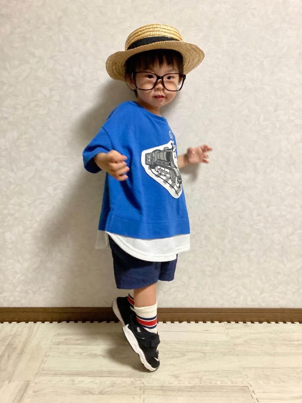 ブルー系のTシャツ/カットソー、ブルー系のその他パンツ、ブラック系のスニーカーを着用したキッズの夏コーディネートの3枚目の写真