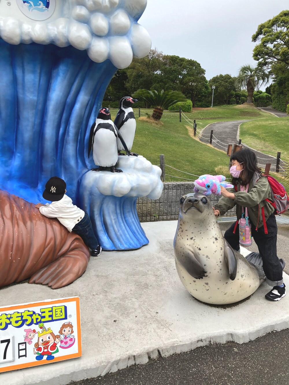 レッド系のTシャツ/カットソー、ホワイト系のデニムジャケット、ブルー系のサロペット/オーバーオールを着用したキッズの春コーディネートの4枚目の写真