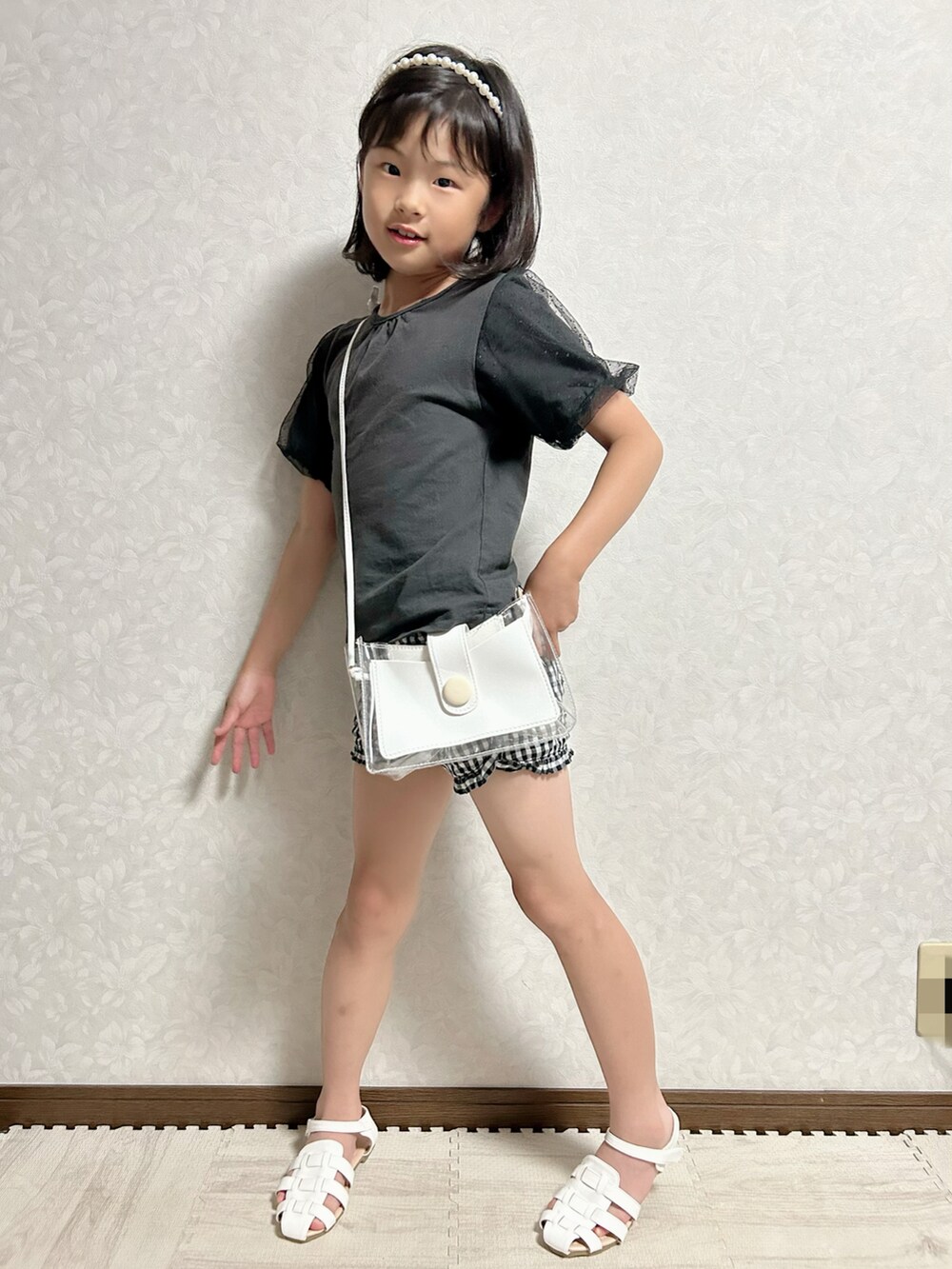 ブラック系のシャツ/ブラウス、ホワイト系のショルダーバッグ、ブラック系のパンツを着用したキッズの夏コーディネートの3枚目の写真