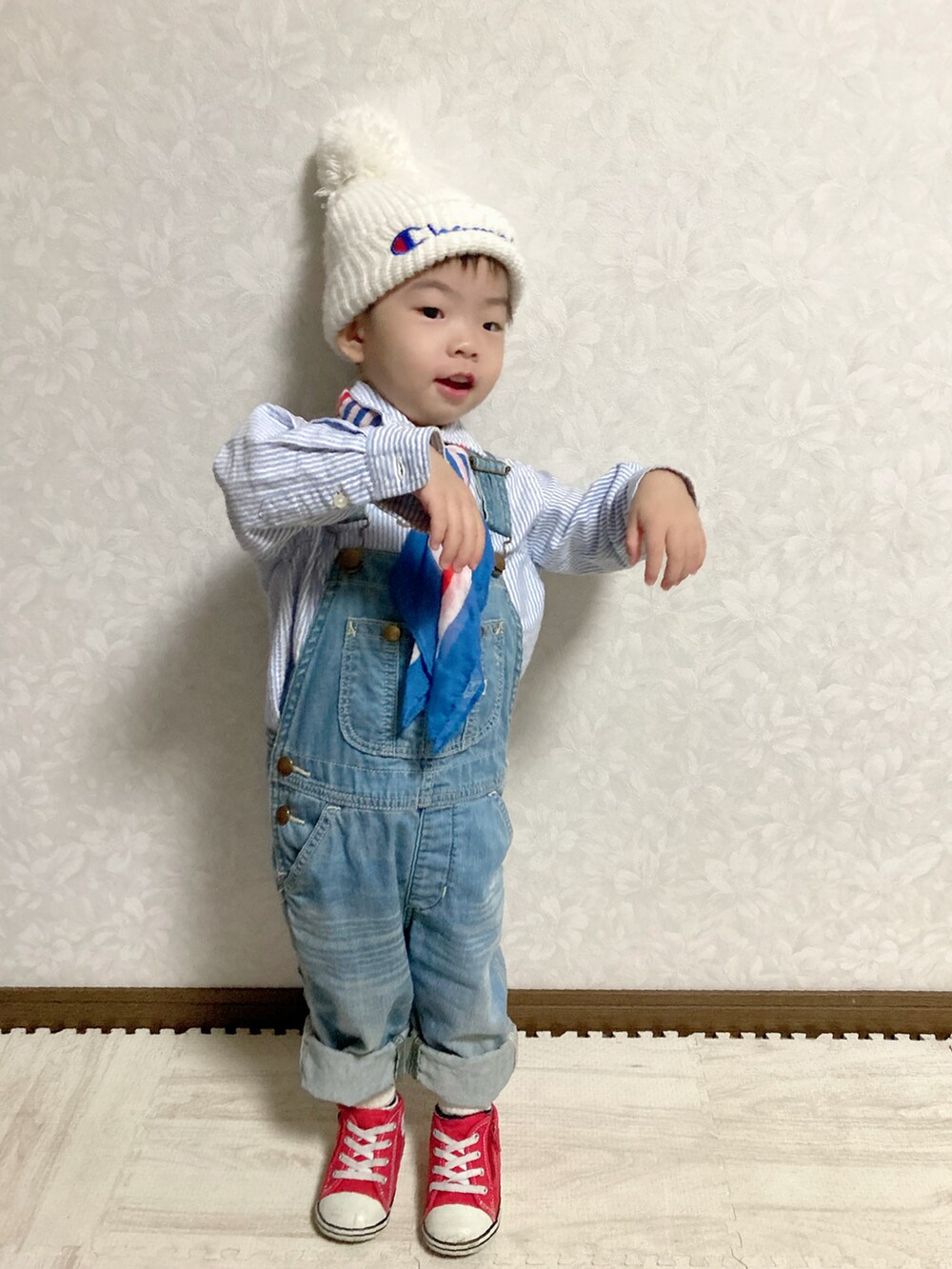 「WEARハロウィン2022、ネクタイフェス2022、秋コーデ、サロペット、トリコロール、スカーフ、ニット帽、スニーカー、スウィーツ同盟会、ニット、コンバース、プチプラ、デニム、ビビッドカラー、パステル映える春」｜「ChampionのChampion Kids/チャンピオン　キッズ　アゼダブルワッチ（ニットキャップ/ビーニー、ホワイト系）」を使った、lenlen23さん（キッズ・90cm）の秋コーディネートの2枚目の写真