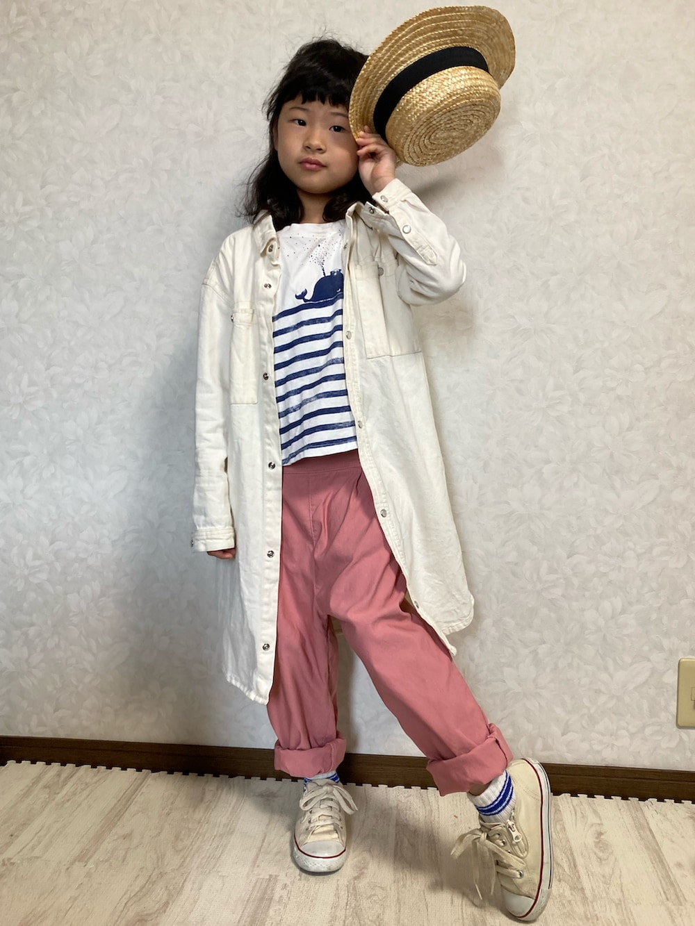 ホワイト系のTシャツ/カットソー、ホワイト系のワンピース、ピンク系のその他パンツを着用したキッズの春コーディネートの3枚目の写真