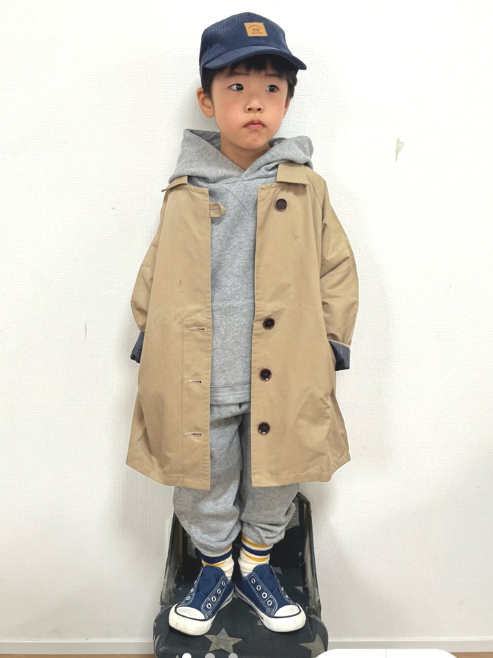 「私の推しブランド、GAP、リンクコーデ、追いコーデ、happy birthday、ストリートMIX、スウェット、スウェットパンツ、ラインソックス、New Balance、ロゴパーカー、STOP 誹謗中傷、WEARは皆の拠り所、笑顔の輪を繋ごう、笑顔拡散」｜「DAISOのアイテム（キャップ、ブルー系）」を使った、lenlen23さん（キッズ・80cm）の冬コーディネートの2枚目の写真