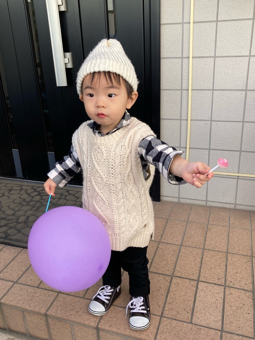 ホワイト系のシャツ/ブラウス、ホワイト系のベスト、ブラック系のその他パンツを着用したキッズの冬コーディネートの5枚目の写真