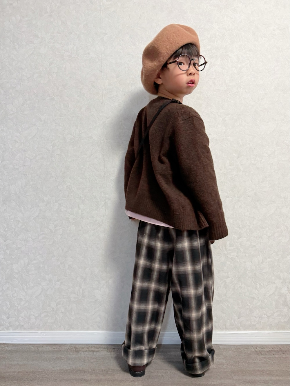 ブラウン系のその他パンツ、ブラウン系のローファー、ピンク系のTシャツ/カットソーを着用したキッズの冬コーディネートの5枚目の写真