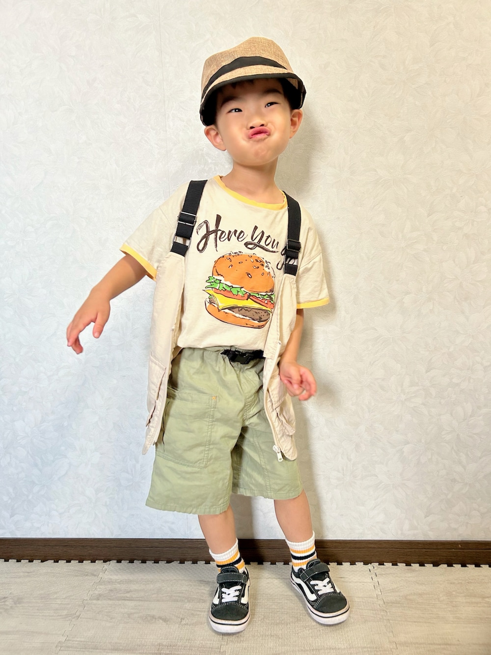 ホワイト系のTシャツ/カットソー、ベージュ系のベスト、グリーン系のその他パンツを着用したキッズの夏コーディネートの2枚目の写真