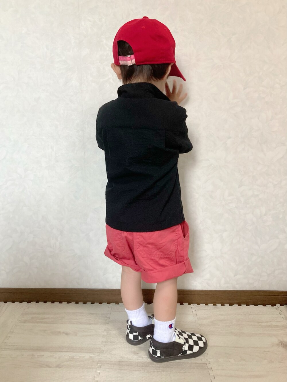 ホワイト系のタンクトップ、ブラック系のシャツ/ブラウス、レッド系のパンツを着用したキッズの夏コーディネートの3枚目の写真