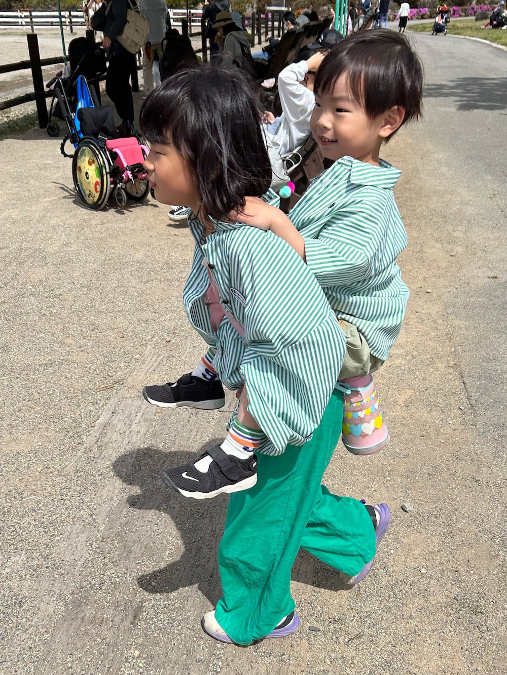 ホワイト系のTシャツ/カットソー、ピンク系のTシャツ/カットソー、ゴールド系のTシャツ/カットソーを着用したキッズの春コーディネートの4枚目の写真