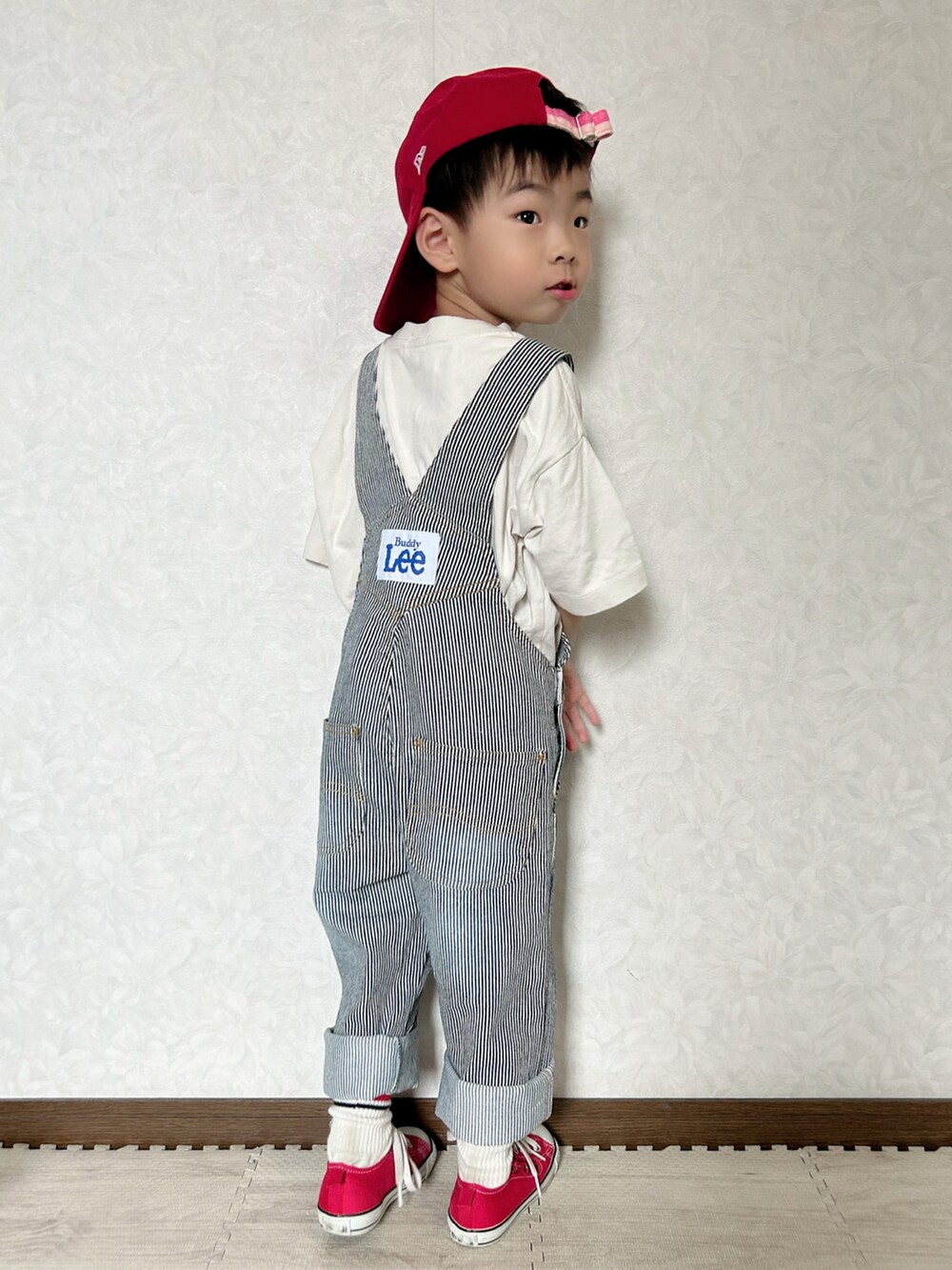 ホワイト系のTシャツ/カットソー、その他のサロペット/オーバーオール、レッド系のスニーカーを着用したキッズの夏コーディネートの5枚目の写真