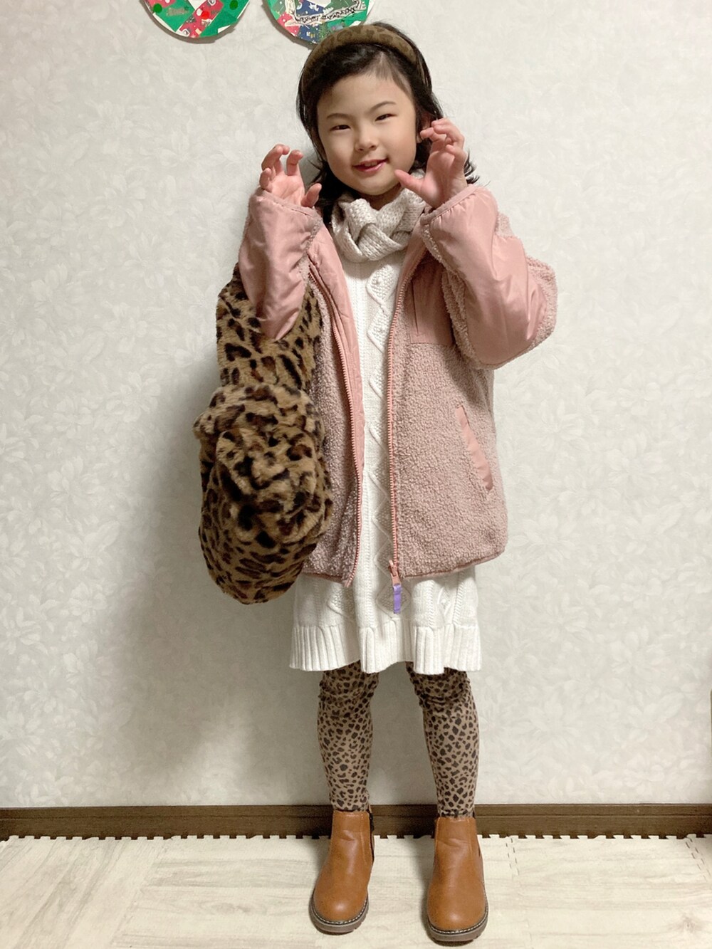 ピンク系のブルゾン、ホワイト系のワンピース、その他のバッグを着用したキッズの冬コーディネートの2枚目の写真