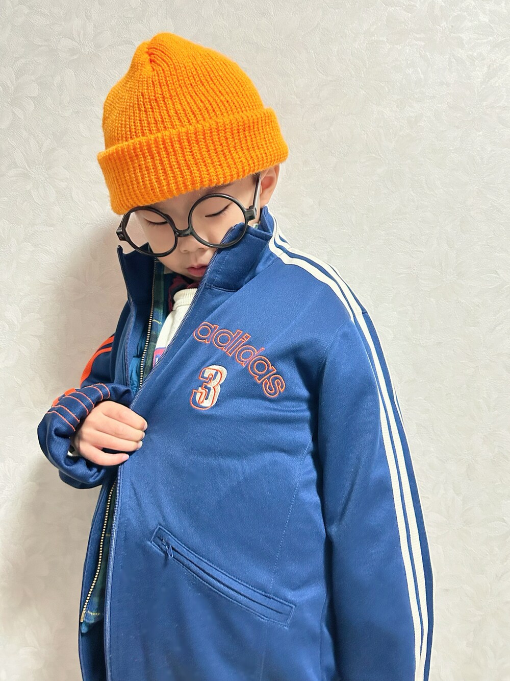 「真冬のあったかスタイル、冬コーデ、ストリート、デニ祭り、バケットハット、ニット帽、ムートンブーツ、古着MIX、サロペット、デニム、レイヤードスタイル、ダウンベスト、adidas、トラックジャケット、オーバーオール」｜「adidasのセカスト新春半額セールで150円(税別)UK12、JP150cm位。売り場で120-130cmと記載されてたけど👧🏻のadidasトラジャケ140と比べたら袖も身幅もこちらの方が大きかった😆（ジャージ、ブルー系）」を使った、lenlen23さん（キッズ・100cm）の冬コーディネートの3枚目の写真
