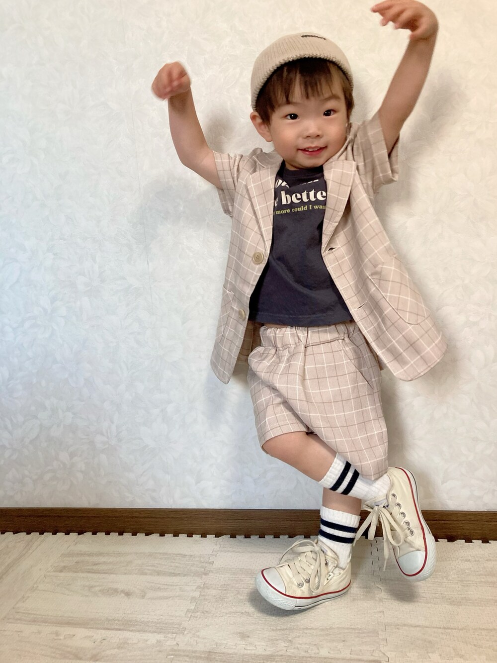 グレー系のTシャツ/カットソー、ベージュ系のセットアップ、ホワイト系のスニーカーを着用したキッズの夏コーディネートの5枚目の写真