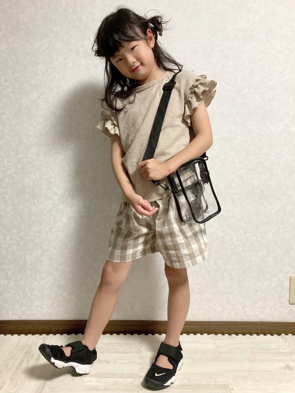 その他のショルダーバッグ、ブラック系のスニーカー、オレンジ系のサングラスを着用したキッズの夏コーディネートの4枚目の写真