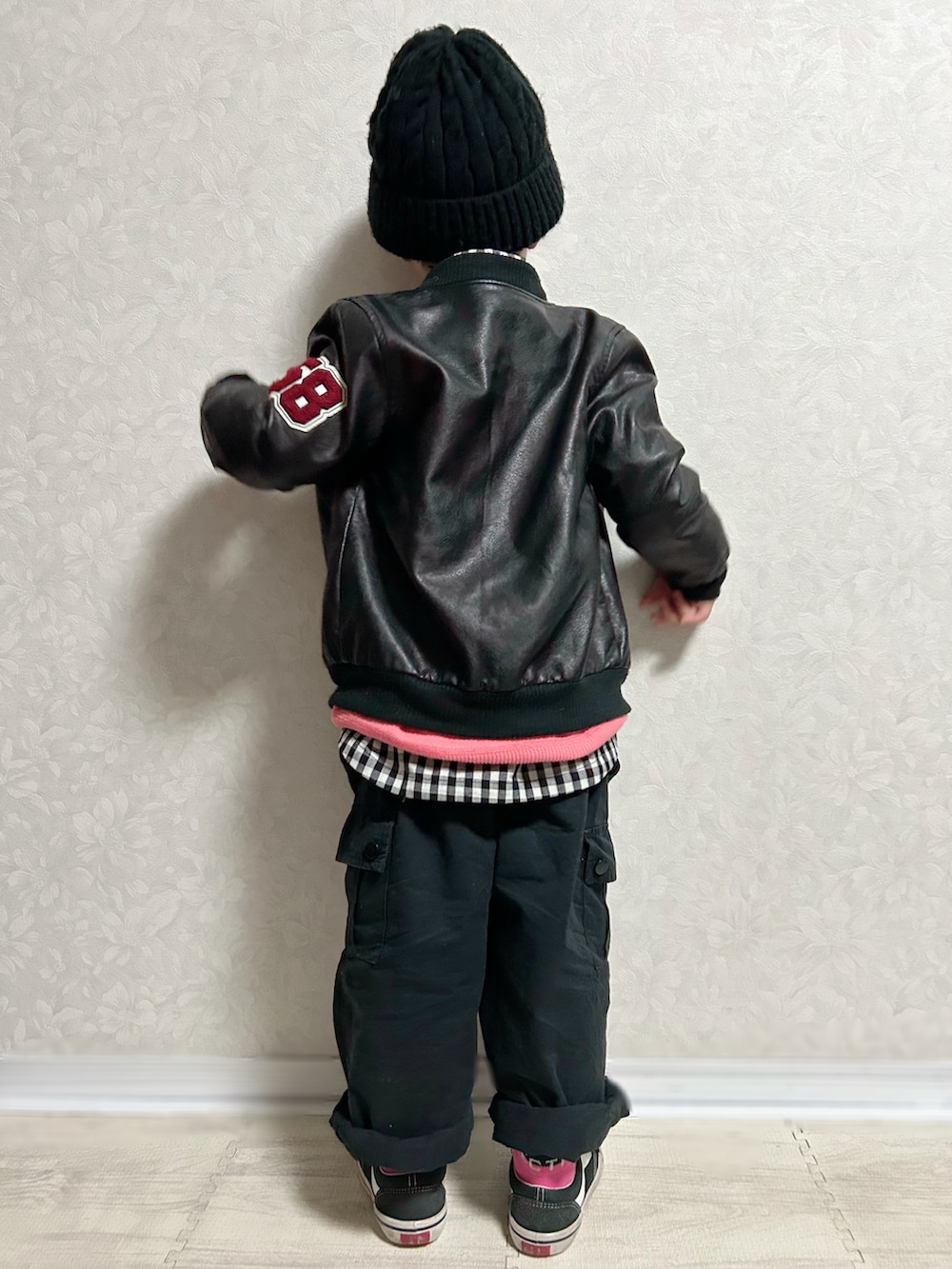 ブラック系のシャツ/ブラウス、ピンク系のニット/セーター、ブラック系のライダースジャケットを着用したキッズの秋コーディネートの3枚目の写真