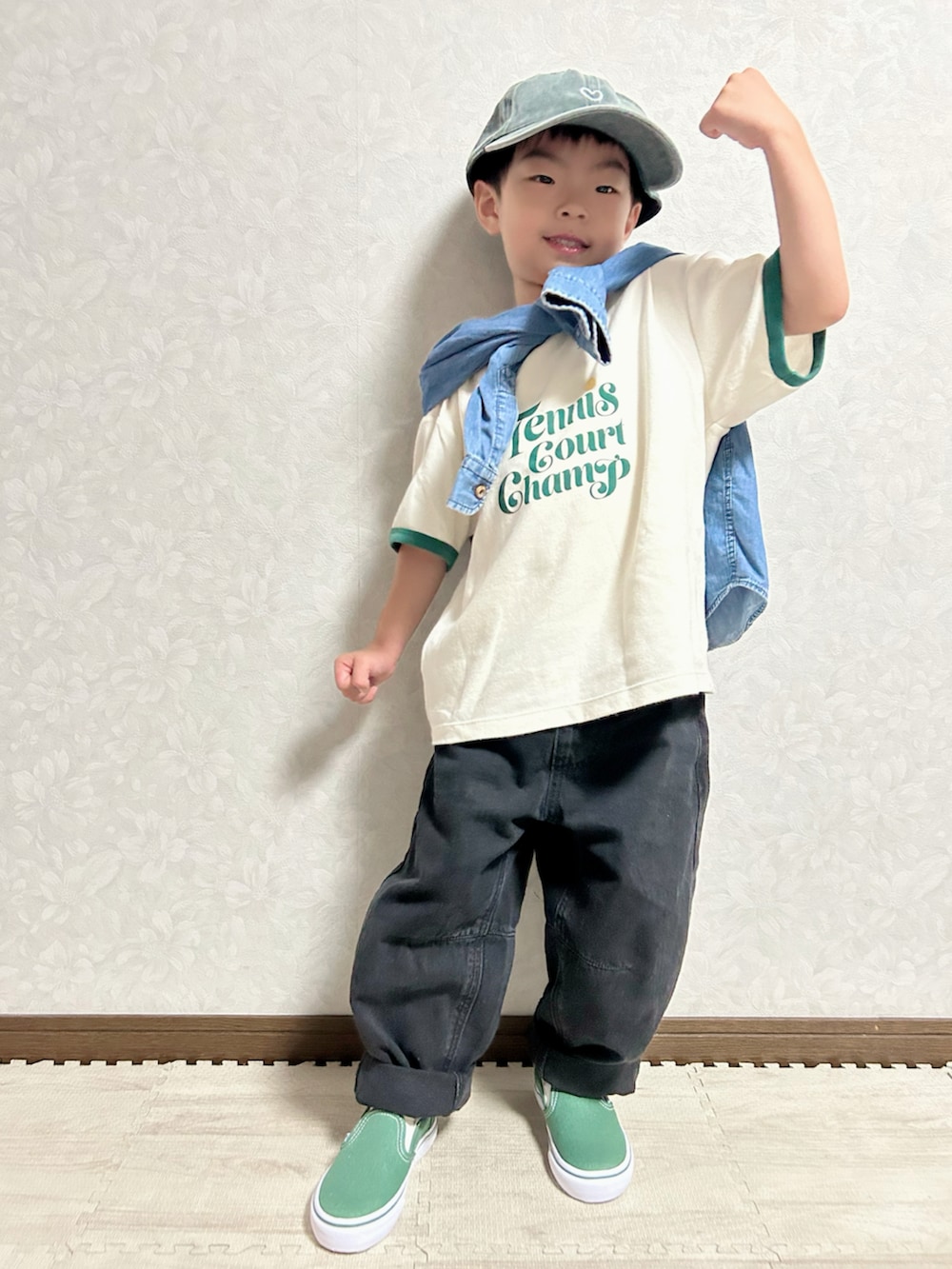 ホワイト系のTシャツ/カットソー、ブルー系のシャツ/ブラウス、グレー系のデニムパンツを着用したキッズの秋コーディネートの5枚目の写真