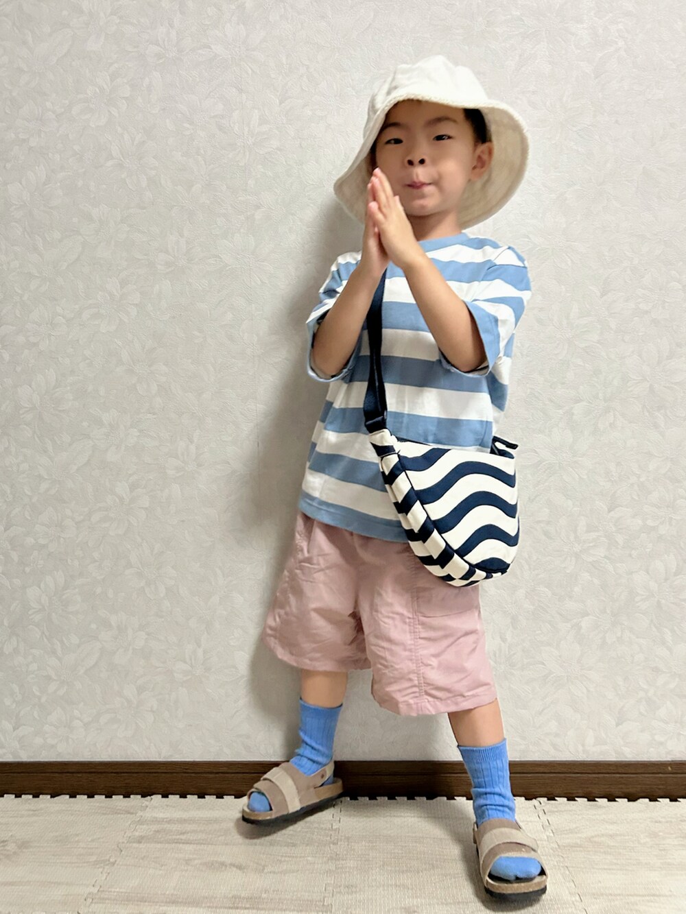 ブルー系のTシャツ/カットソー、ホワイト系のショルダーバッグ、ピンク系のパンツを着用したキッズの夏コーディネートの5枚目の写真