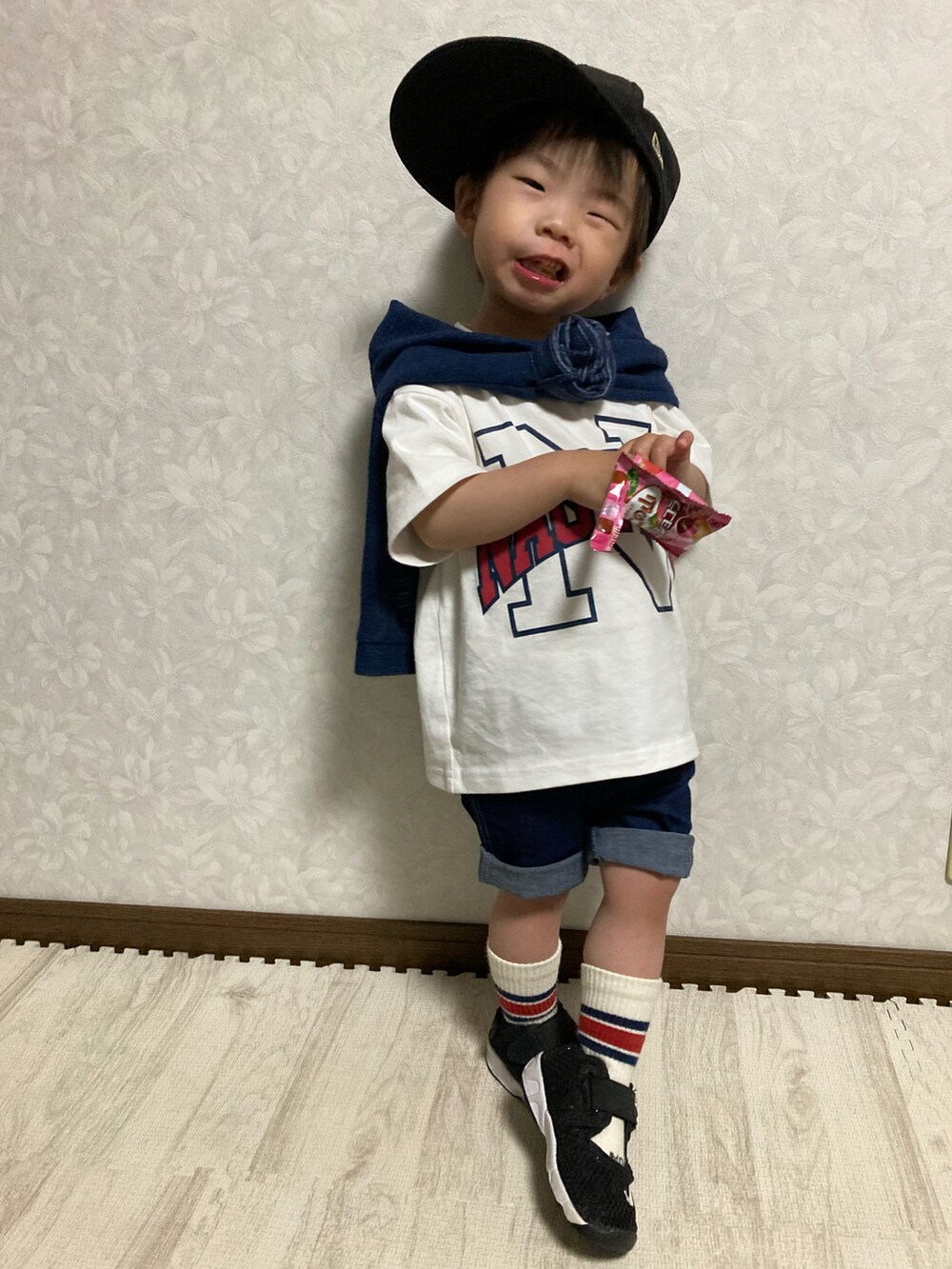 ホワイト系のTシャツ/カットソー、ブルー系のカーディガン/ボレロ、ブルー系のデニムパンツを着用したキッズの春コーディネートの4枚目の写真