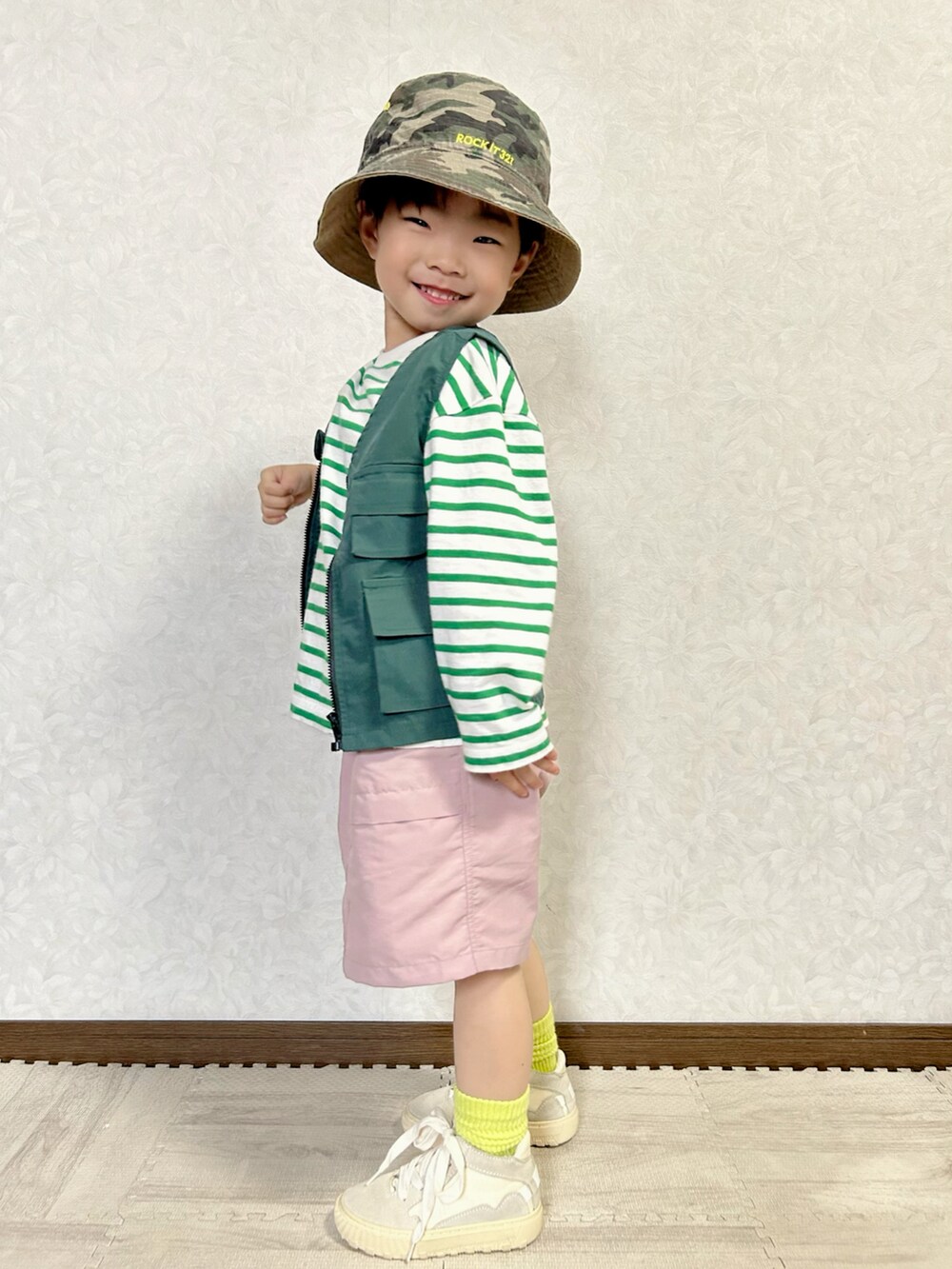 グリーン系のTシャツ/カットソー、グリーン系のベスト、ピンク系のパンツを着用したキッズの春コーディネートの3枚目の写真