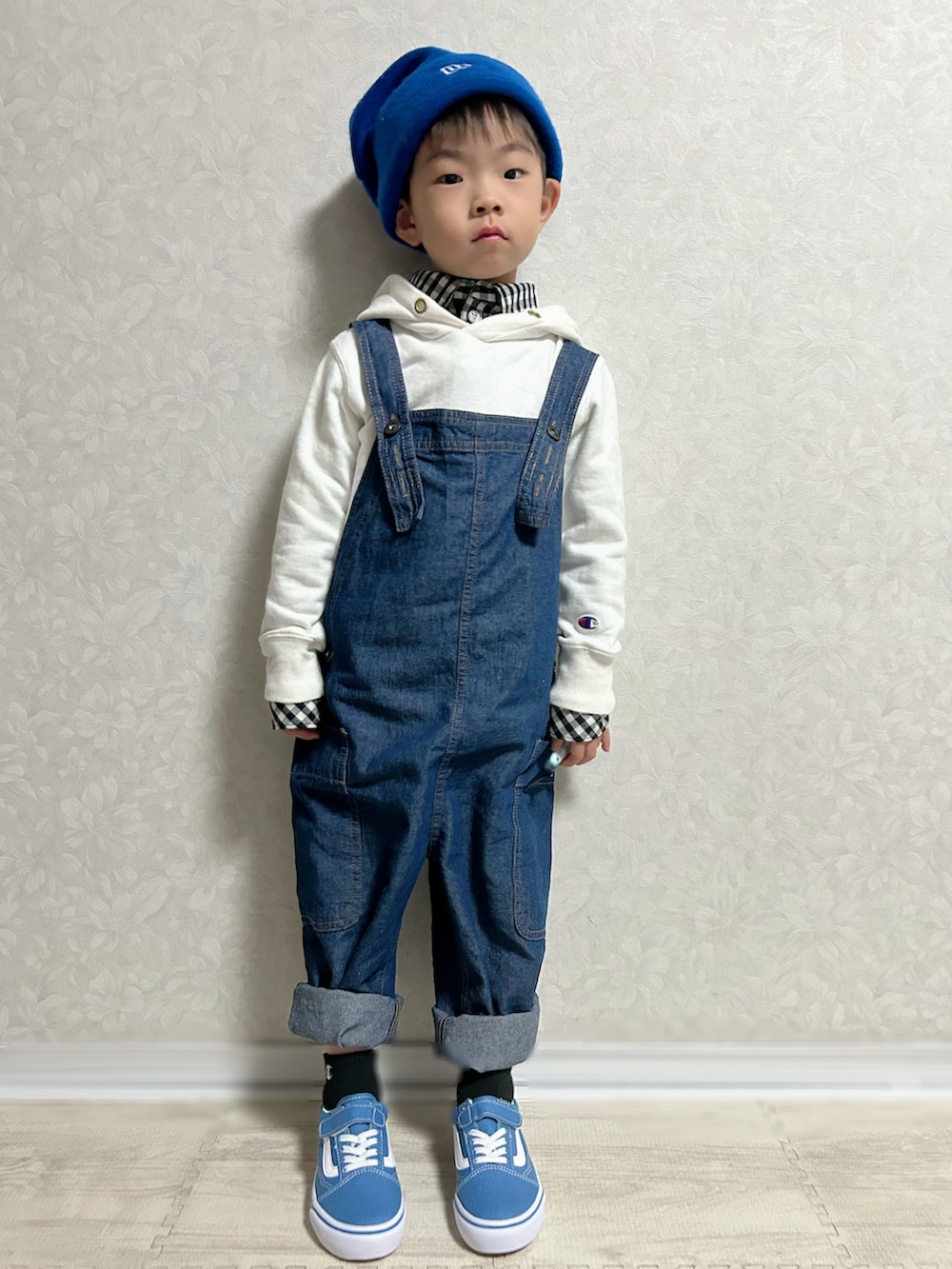 ブラック系のシャツ/ブラウス、ホワイト系のパーカー、ブルー系のサロペット/オーバーオールを着用したキッズの秋コーディネートの3枚目の写真