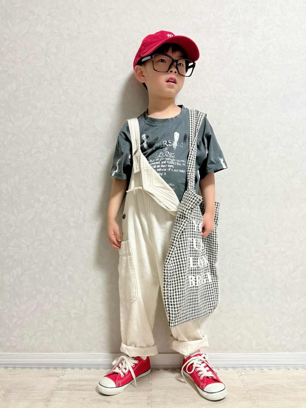 グレー系のTシャツ/カットソー、ホワイト系のサロペット/オーバーオール、ブラック系のトートバッグを着用したキッズの春コーディネートの3枚目の写真