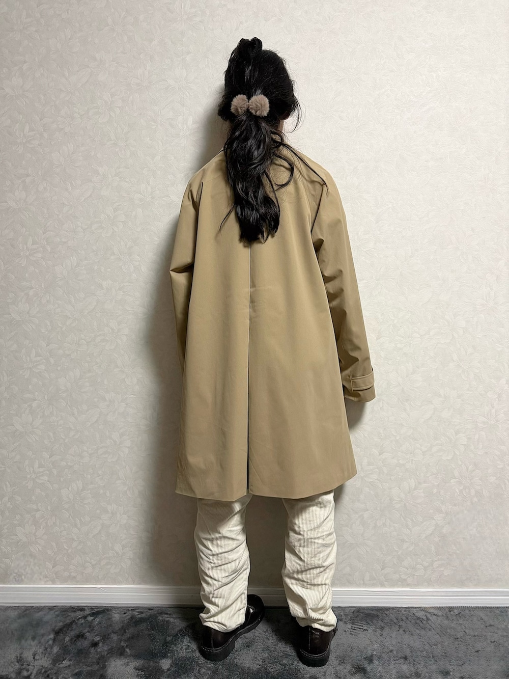 ブラウン系のその他シューズ、ホワイト系のニット/セーター、ベージュ系のステンカラーコートを着用したキッズの冬コーディネートの2枚目の写真