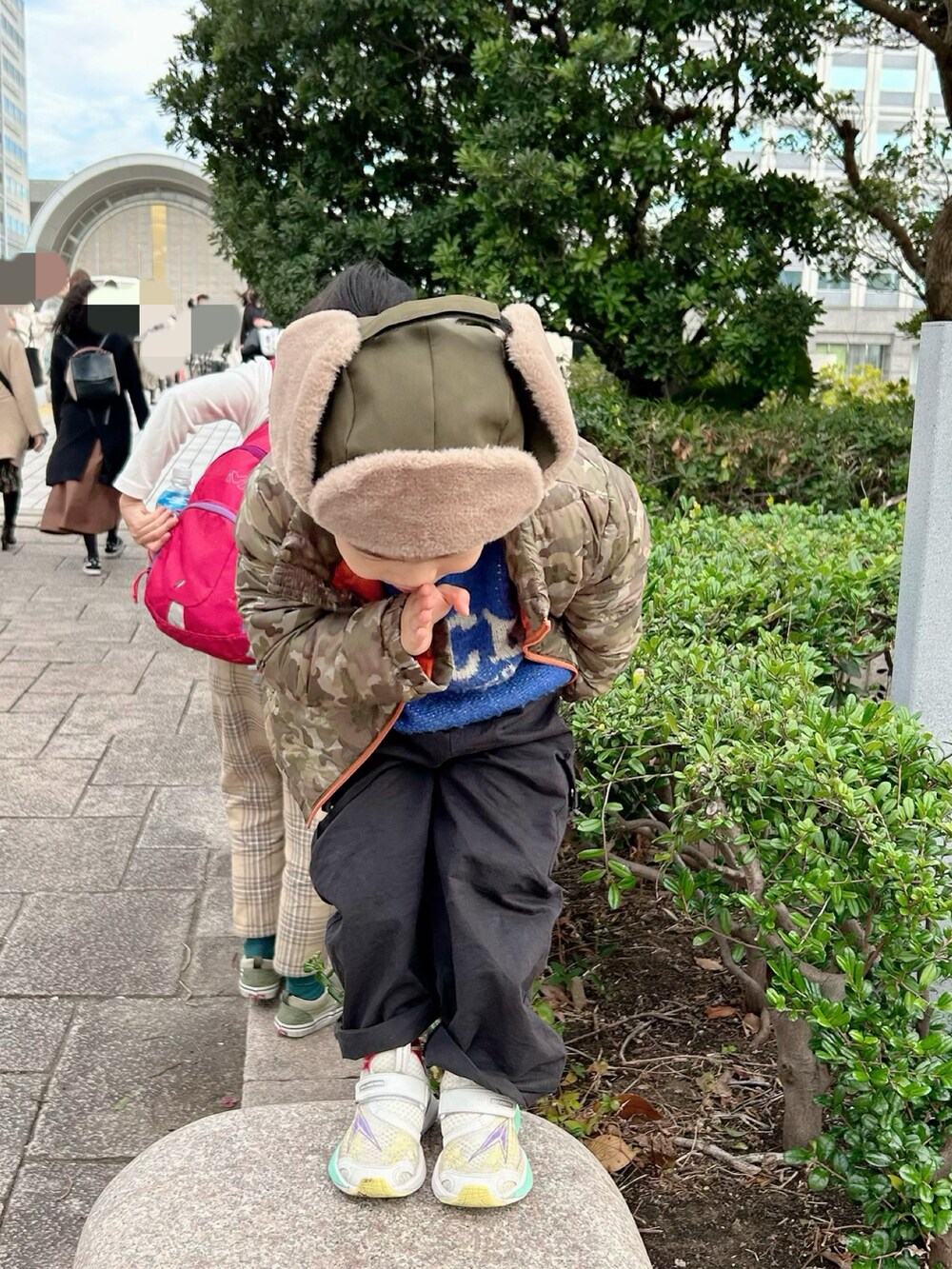 ブルー系のTシャツ/カットソー、グリーン系のダウンジャケット/コート、ブラック系のカーゴパンツを着用したキッズの冬コーディネートの5枚目の写真