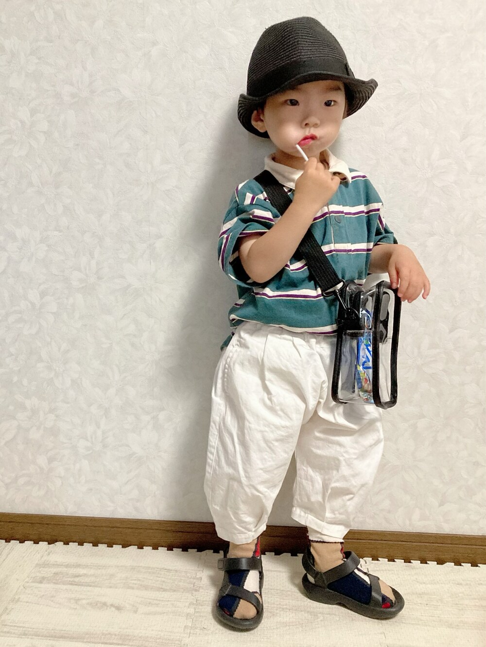 グリーン系のポロシャツ、ホワイト系のその他パンツ、ブラック系のサンダルを着用したキッズの夏コーディネートの3枚目の写真