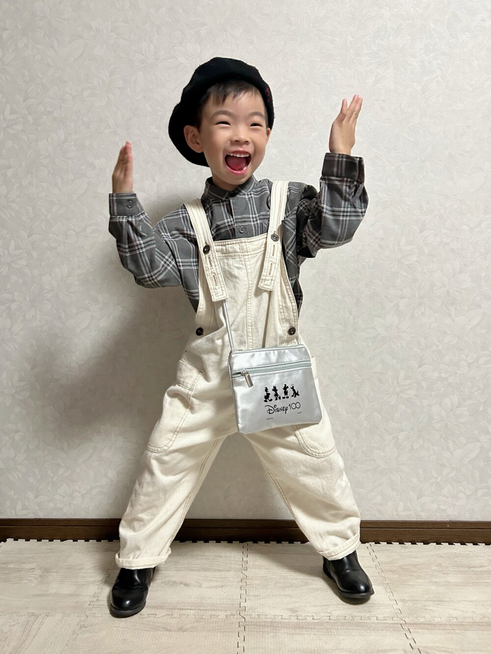 グレー系のシャツ/ブラウス、シルバー系のショルダーバッグ、ホワイト系のサロペット/オーバーオールを着用したキッズの秋コーディネートの2枚目の写真