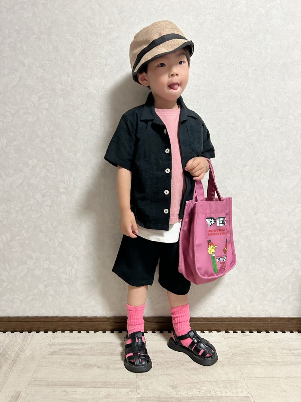 ピンク系のTシャツ/カットソー、ブラック系のシャツ/ブラウス、ブラック系のパンツを着用したキッズの夏コーディネートの3枚目の写真