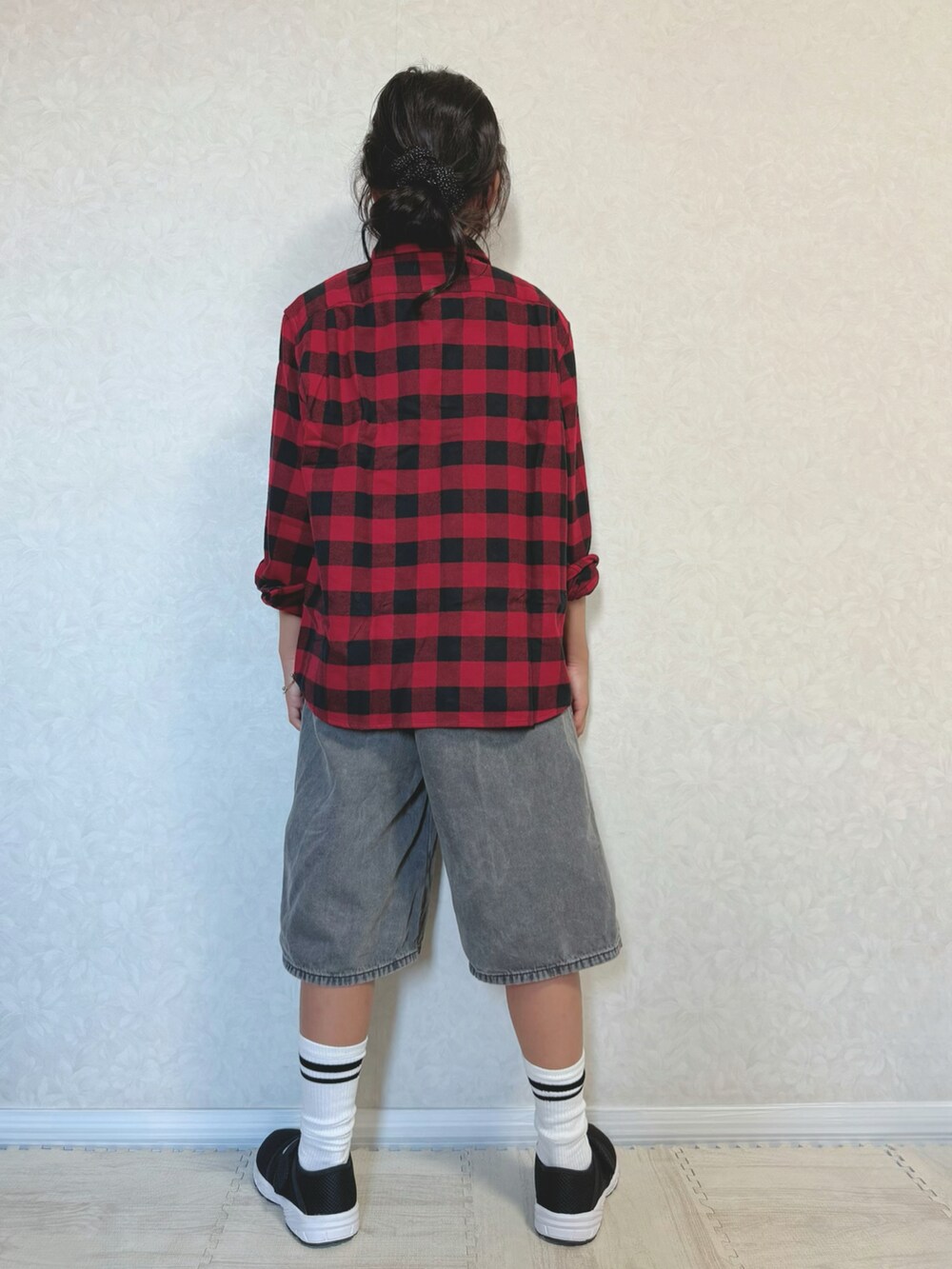 ブラック系のサンダル、ブルー系のアンサンブル、レッド系のシャツ/ブラウスを着用したキッズの夏コーディネートの2枚目の写真