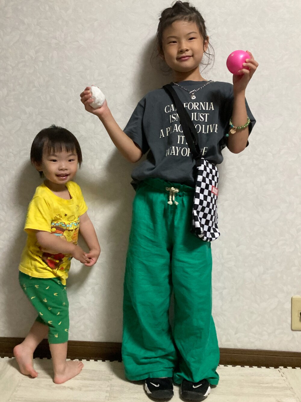 グレー系のTシャツ/カットソー、グリーン系のパンツ、ブラック系のスニーカーを着用したキッズの夏コーディネートの4枚目の写真