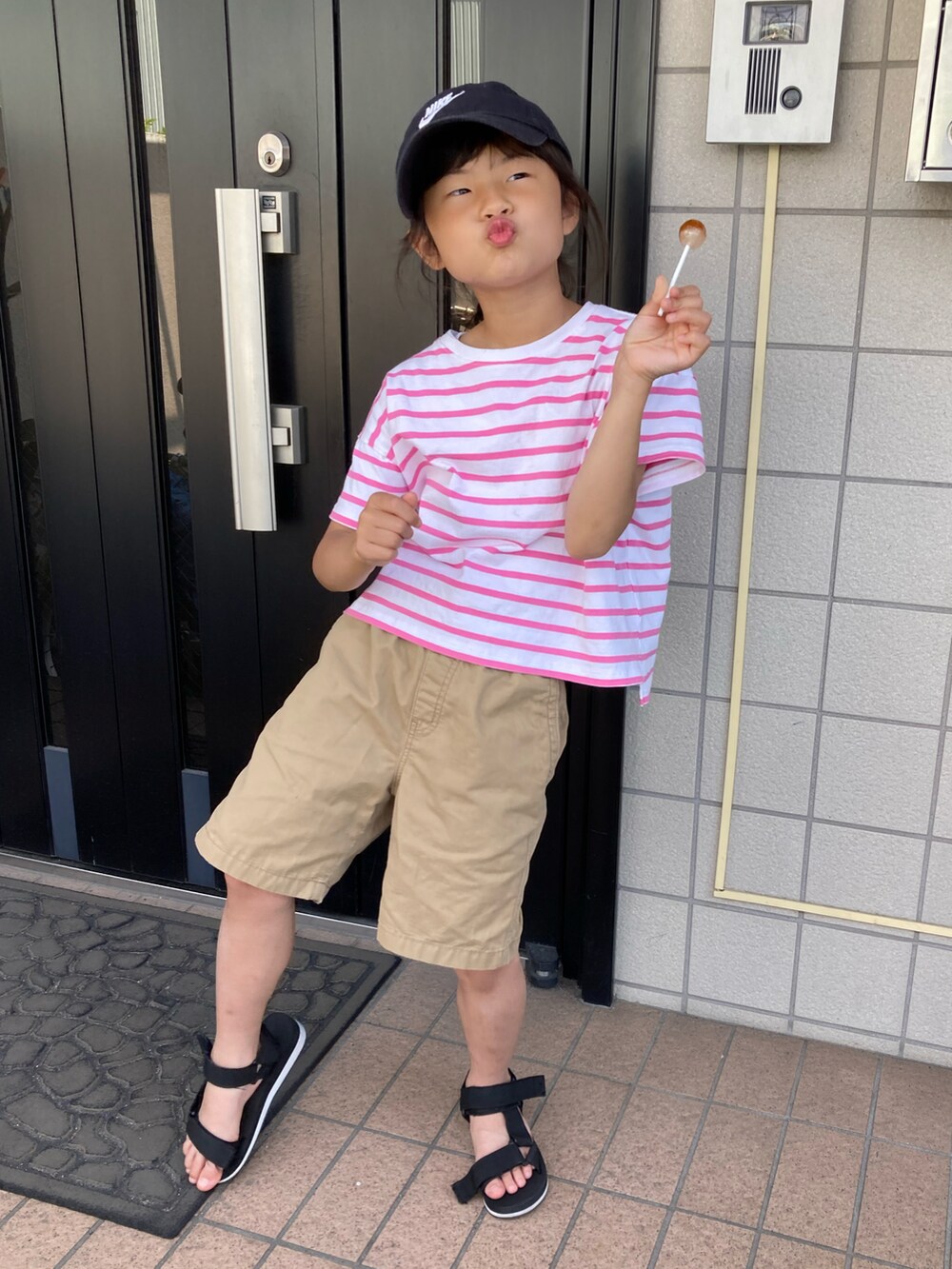 ピンク系のTシャツ/カットソー、ベージュ系のその他パンツ、ブラック系のサンダルを着用したキッズの夏コーディネートの2枚目の写真