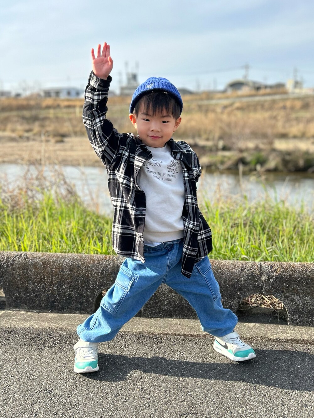 グレー系のスウェット、ブラック系のシャツ/ブラウス、ブルー系のデニムパンツを着用したキッズの冬コーディネートの3枚目の写真