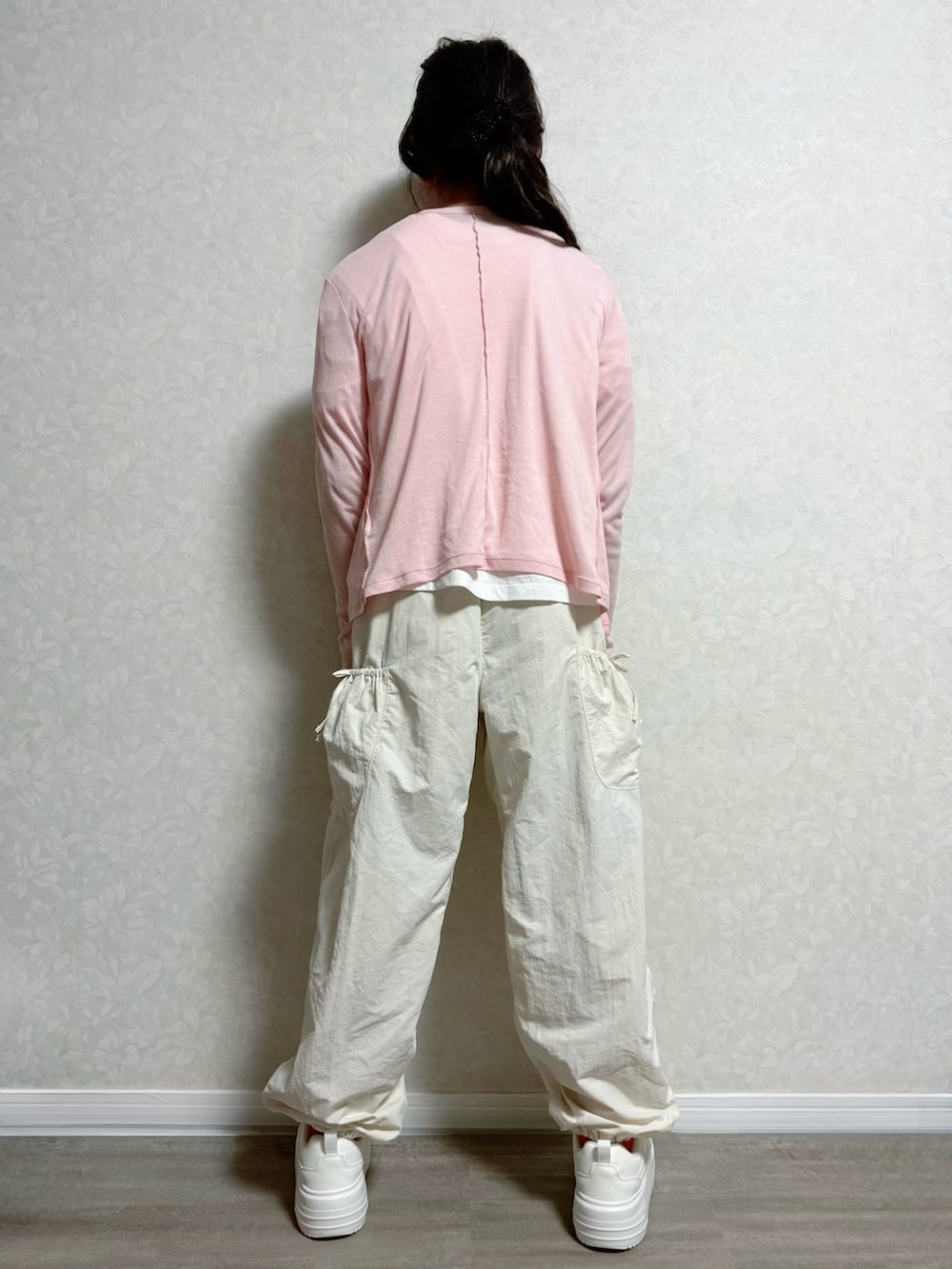 ホワイト系のTシャツ/カットソー、ピンク系のカーディガン/ボレロ、ホワイト系のパンツを着用したキッズの春コーディネートの2枚目の写真