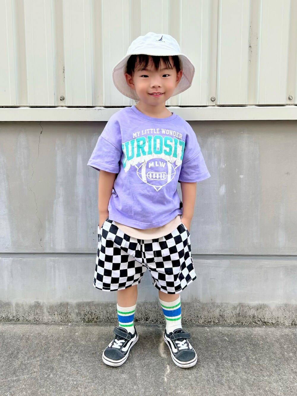 パープル系のTシャツ/カットソー、ベージュ系のタンクトップ、ブラック系のその他パンツを着用したキッズの秋コーディネートの4枚目の写真